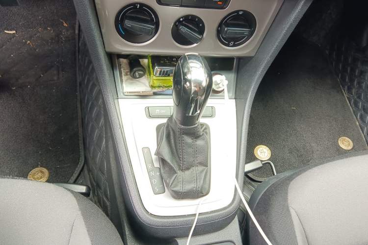 Used Volkswagen Gran Lavida 2013 1.6L Automatic Fashion Model Gear Lever