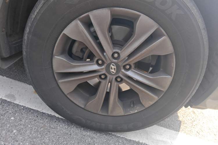 Used Hyundai Santa Fe 2013 2.4L Automatic Two-Wheel Drive Smart Version Right Front Wheel Hub