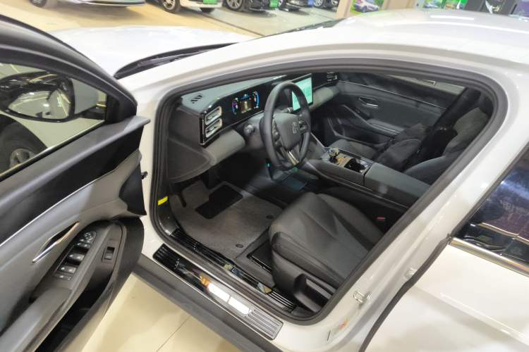 Used BYD Qin L 2024 DM-i 80KM Leading Model
