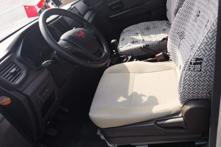 Used Wuling Hongguang V 2022 1.5L Jingqu Edition Enclosed-Window Vehicle with Electric Power Steering LAR
