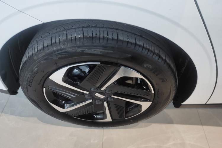 Used Geely Galaxy L6 2024 125km PLUS Dragon Edition