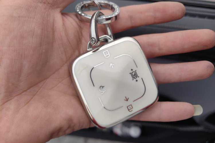 Used Zeekr 7X 2025 100 kWh Long-Range Rear-Wheel Drive with Intelligent Driving Features Vehicle Key