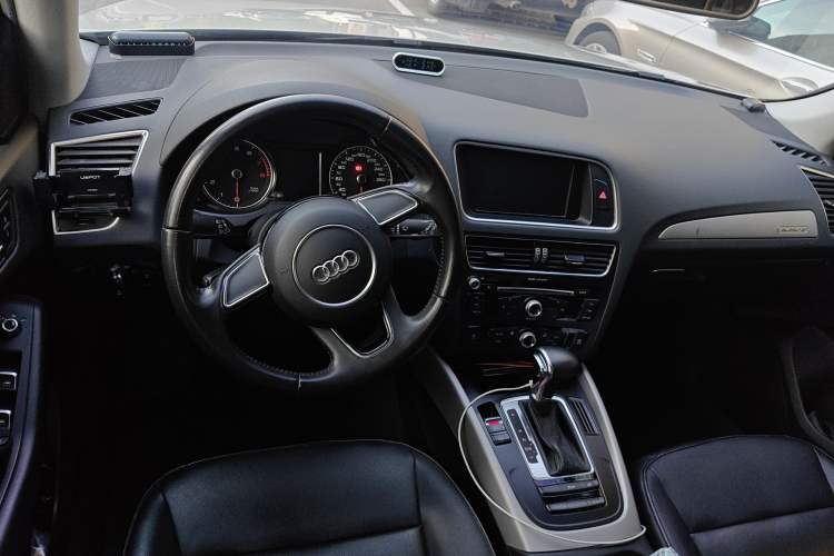 Used Audi Q5 2016 40 TFSI Trendy Edition Center Console