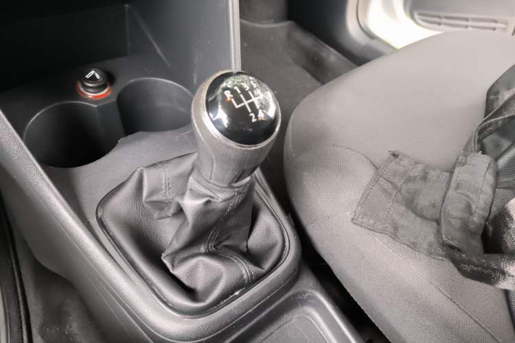 Used Volkswagen Polo 2014 1.4L Manual Fashion Edition Gear Lever