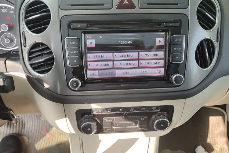 Used Volkswagen Tiguan 2010 2.0 TSI Automatic All-Wheel Drive Flagship Edition Audio And AC Panel