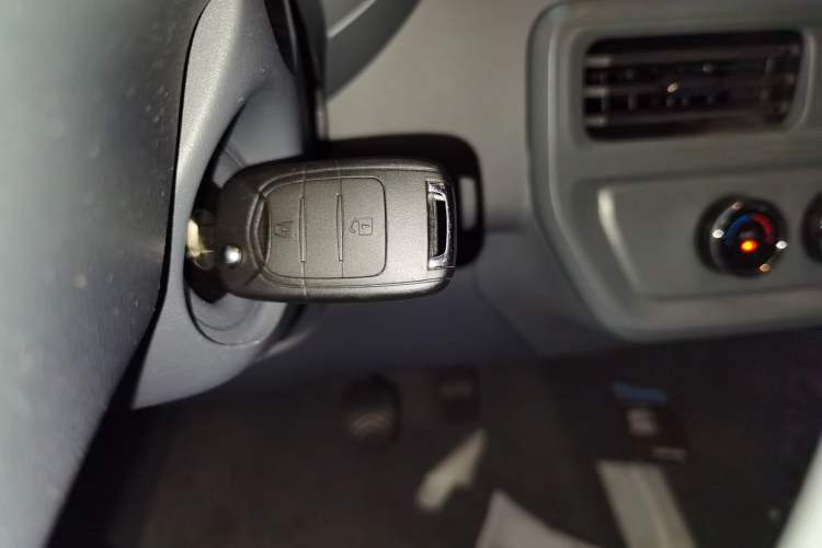 Used Wuling Yangguang 2024 300KM Comfort Version Passenger Van 75kW
