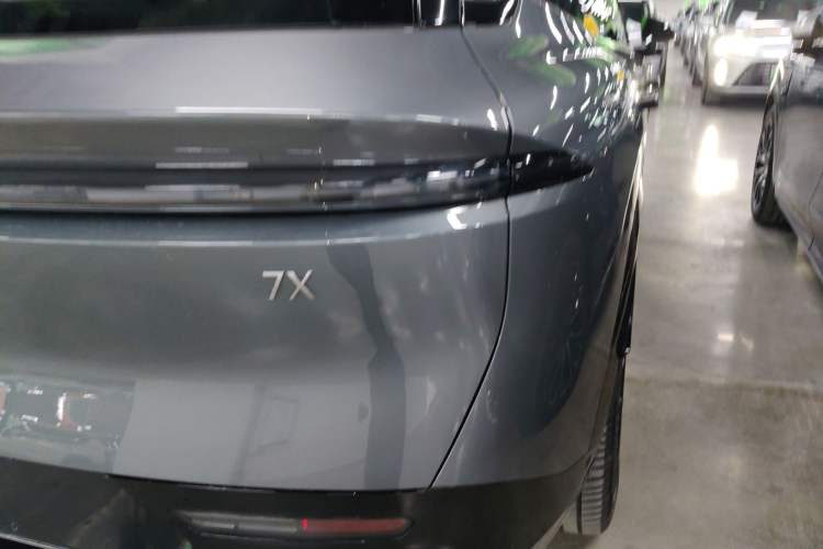 Used Zeekr 7X 2025 100 kWh Long-Range Rear-Wheel Drive with Intelligent Driving Features