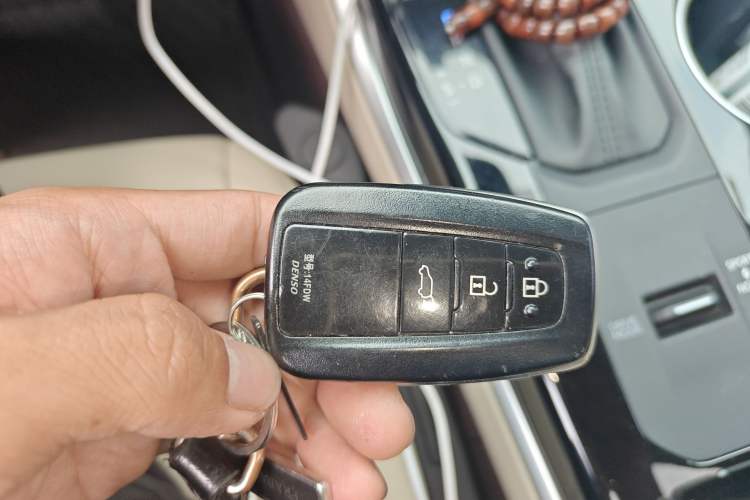 Used Toyota Highlander 2022 Dual-Engine 2.5L Four-Wheel Drive Prestige Version 7 Seats Vehicle Key