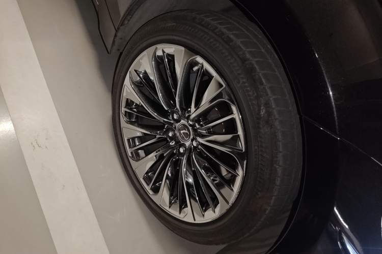 Used Lexus LS 2018 500h Executive Edition China VI Right Front Wheel Hub