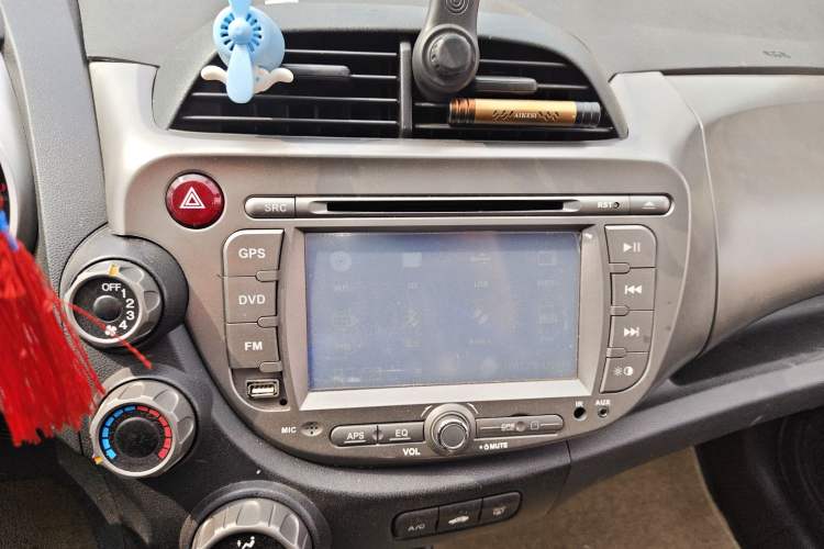 Used Honda Fit 2011 1.5L manual luxury version
