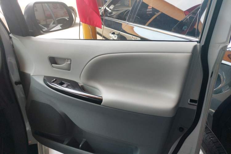 Used Toyota Sienna 2014 3.5L Sienna LE Two-Wheel Drive U.S. Specification