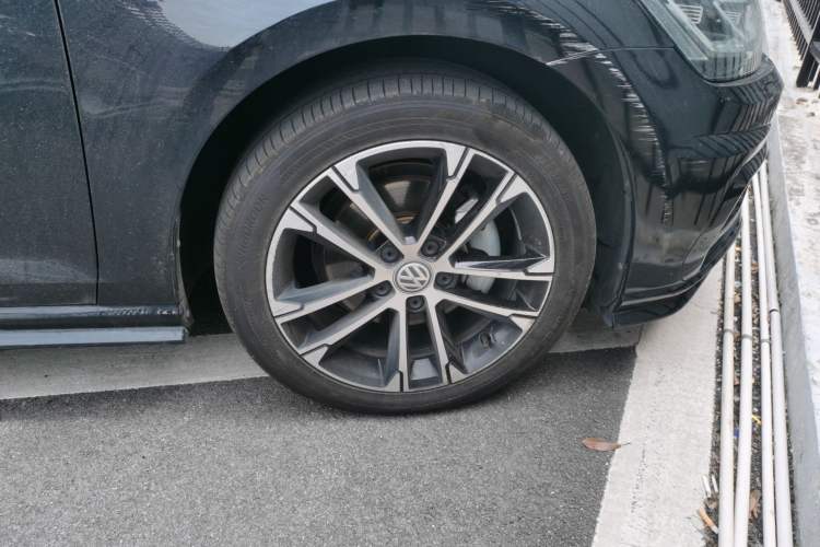 Used Volkswagen Golf 2020 Charming Edition 280TSI DSG R-Line Right Front Wheel Hub