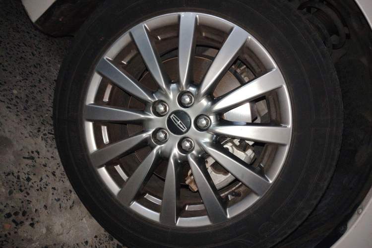Used Lincoln MKZ 2018 2.0T Premium Edition Right Front Wheel Hub