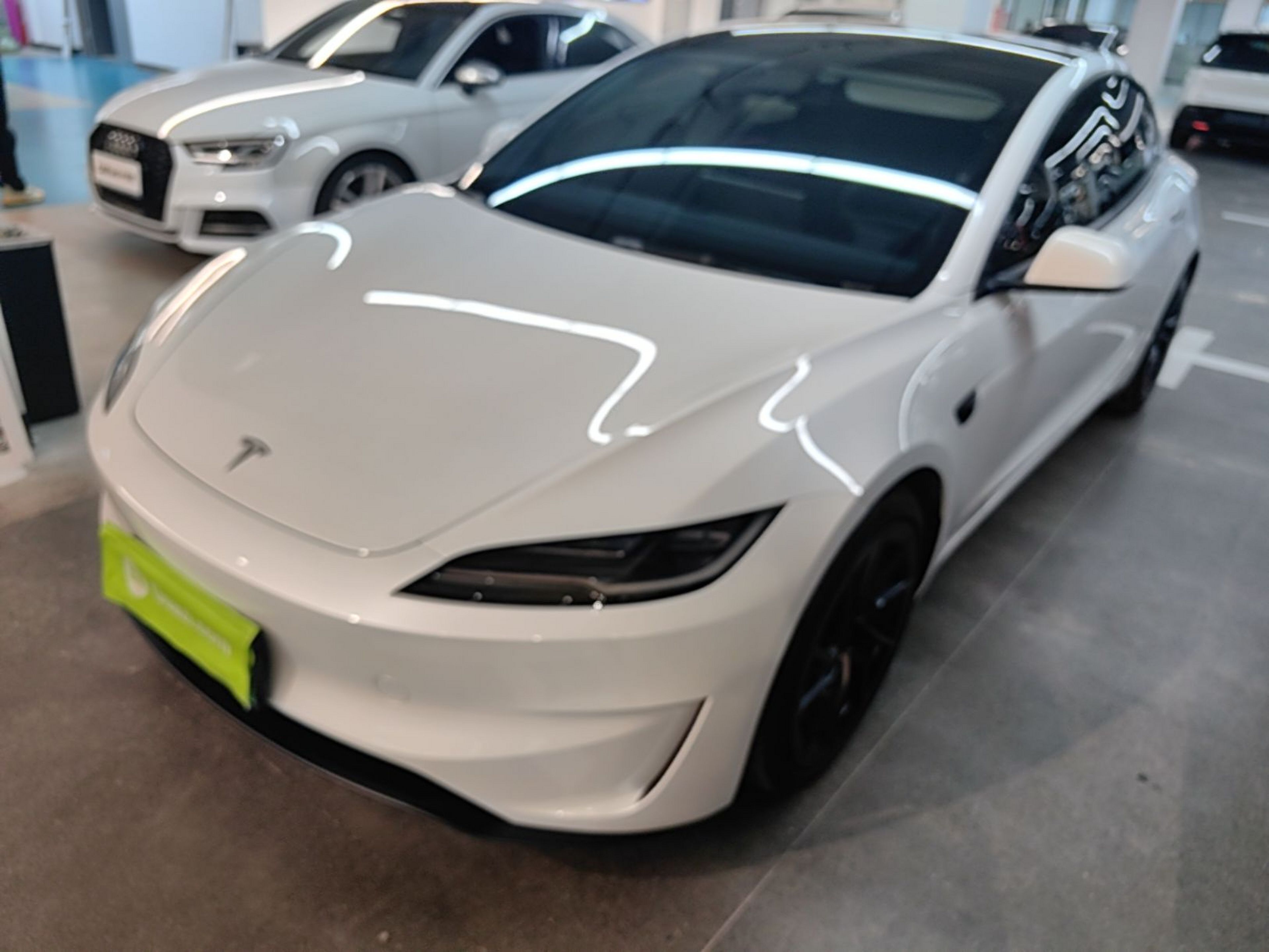 Unter der Vorderseite des Autos
