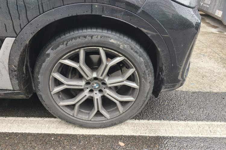 Used BMW X7 2021 Facelifted xDrive40i Luxury Package with Leading Features Right Front Wheel Hub