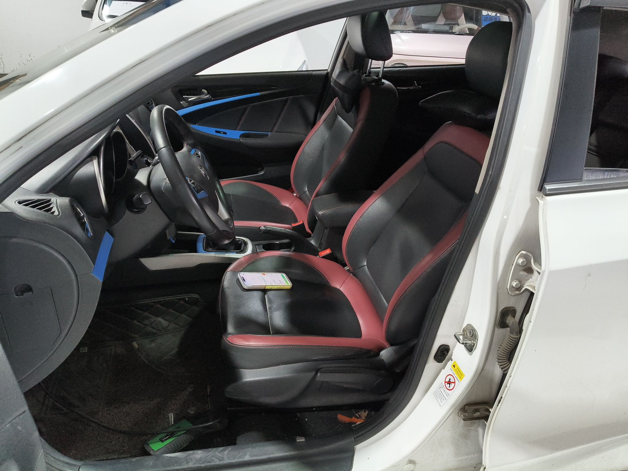 المقاعد الأمامية داخل السيارة