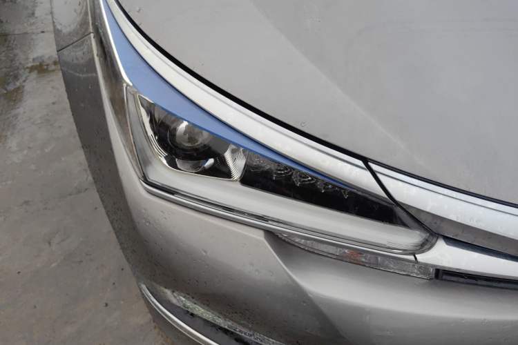 Used Toyota Corolla 2017 Revised Dual-Engine 1.8L E-CVT Elite Edition Right Front Headlight