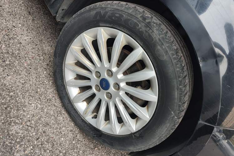 Used Ford Mondeo 2011 2.0L GTDi 200 Luxury Edition Right Front Wheel Hub
