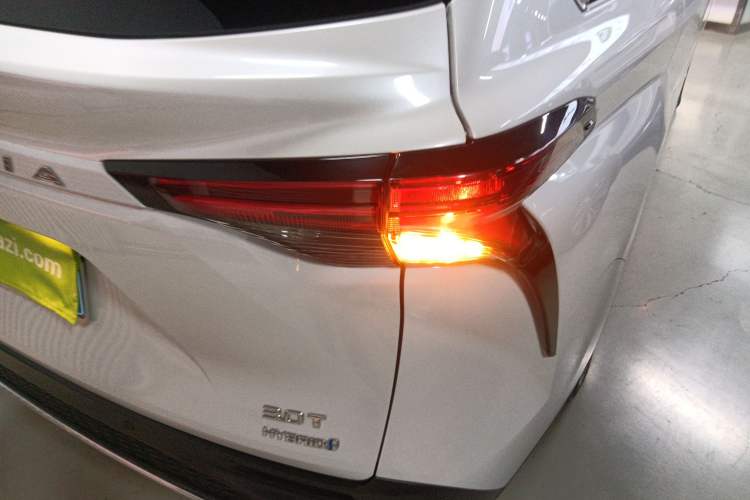 Used Toyota Granvia 2023 2.5L Hybrid Comfort Edition
