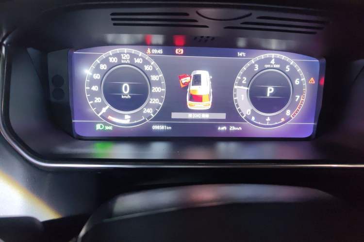 Used Land Rover Range 2018 3.0 SC V6 Vogue Extended-Length Model Odometer Close Up