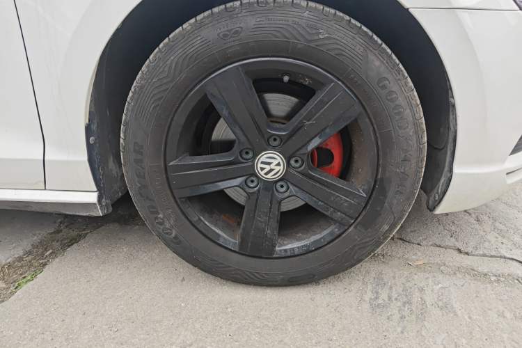 Used Volkswagen Lamando 2015 230TSI Manual Trend Edition Right Front Wheel Hub