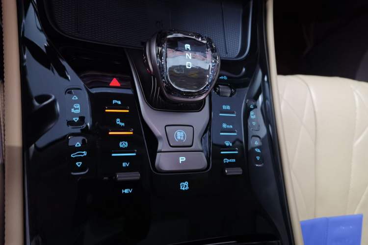 Used Denza D9 2022 DM-i 970 Four-Wheel Drive Prestige Model