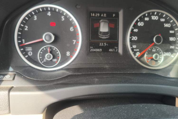 Used Volkswagen Tiguan 2015 1.8TSI Automatic All-Wheel-Drive Luxury Model Odometer Close Up