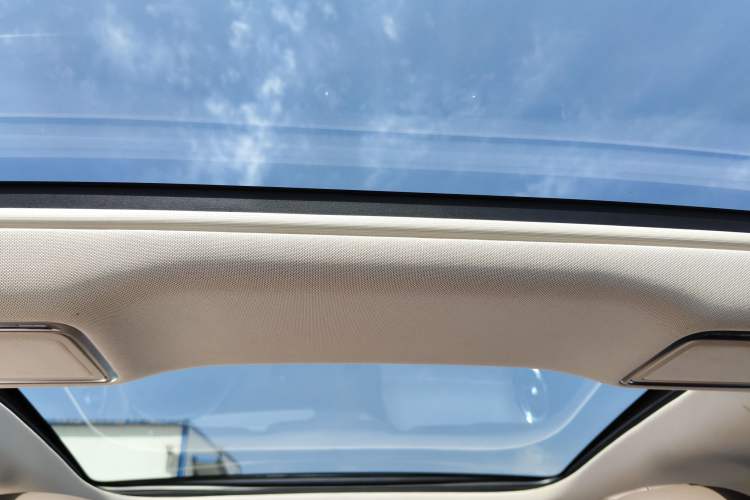 Used Mercedes-Benz E-Class New Energy 2023 E 350 e L Plug-in Hybrid Sedan Headliner