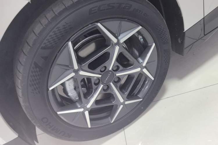 Used Lynk & Co Z20 2025 530 km Range Rear-Wheel Drive Pro Left Front Wheel Hub