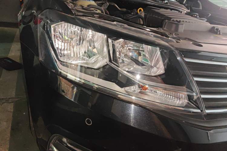 Used Volkswagen Lavida 2015 1.6L Manual Comfort Edition Right Front Headlight