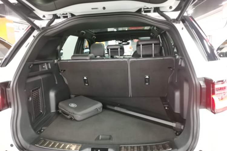 Used Land Rover Discovery Sport New Energy 2021 P300e Performance Tech Edition Trunk