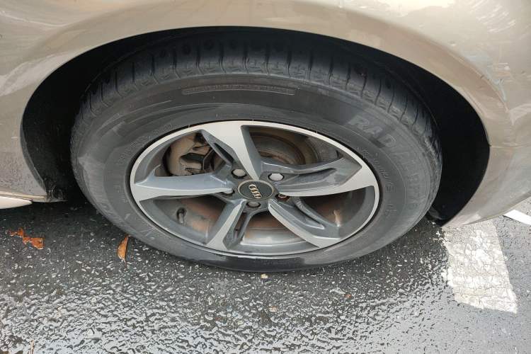 Used Audi A4L 2012 2.0 TFSI automatic Comfort trim level Right Front Wheel Hub