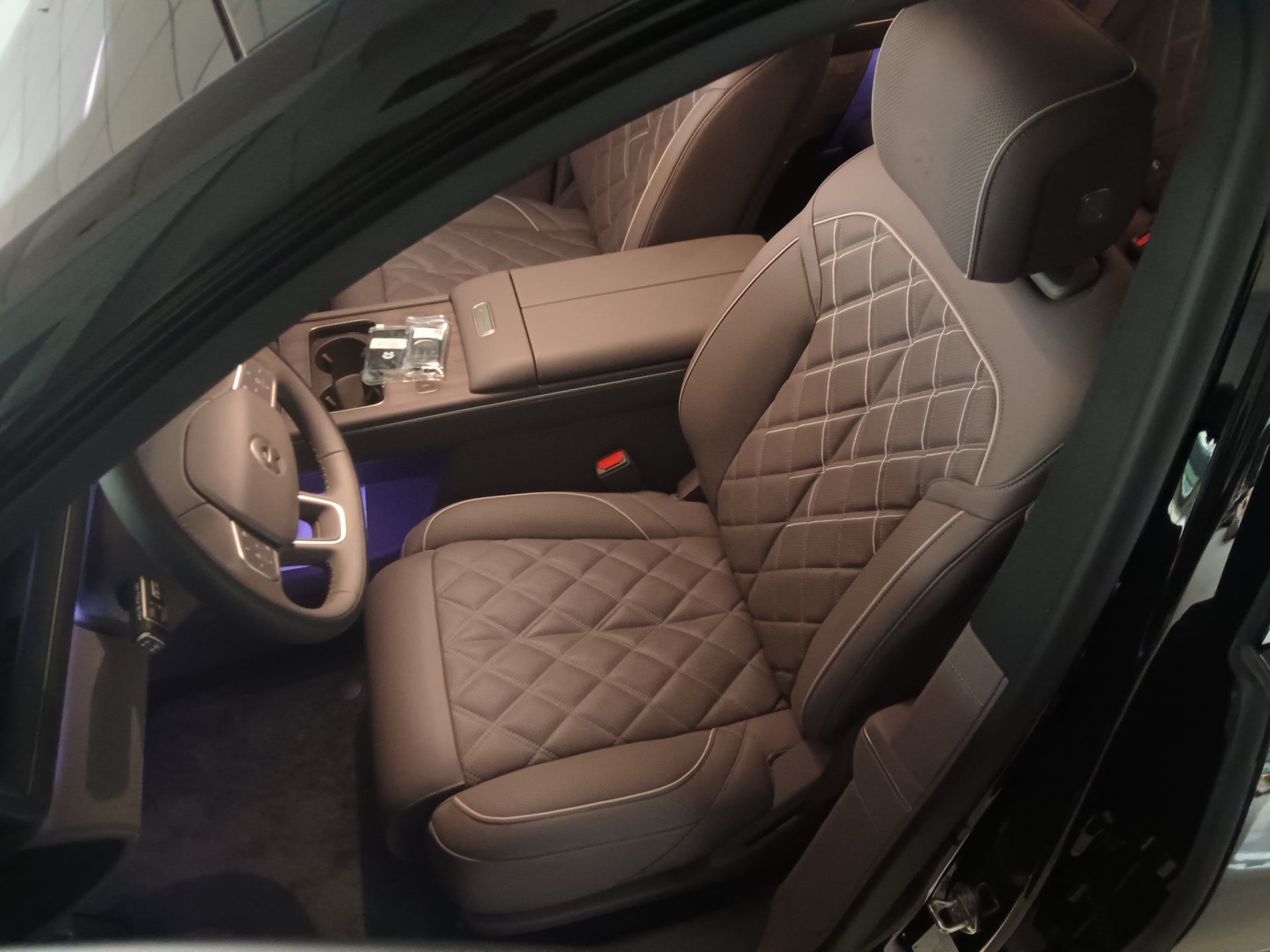 المقاعد الأمامية داخل السيارة