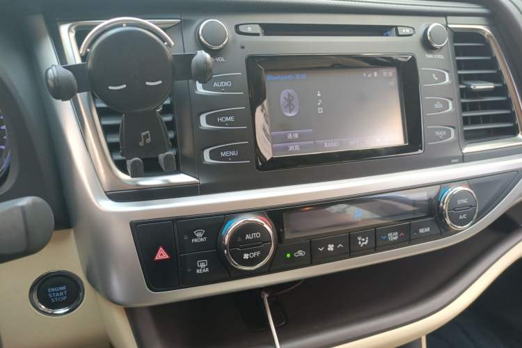 Used Toyota Highlander 2018 2.0T Two-Wheel-Drive Luxury Edition 7 Seats Emission Standard China V Audio And AC Panel