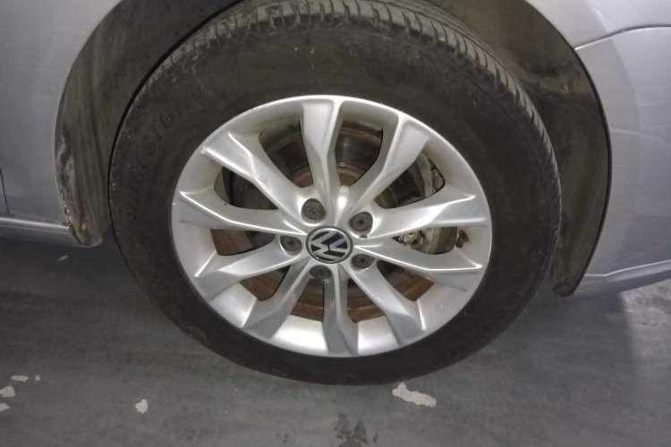 Used Volkswagen Sagitar 2011 1.6L Automatic Special Edition Right Front Wheel Hub
