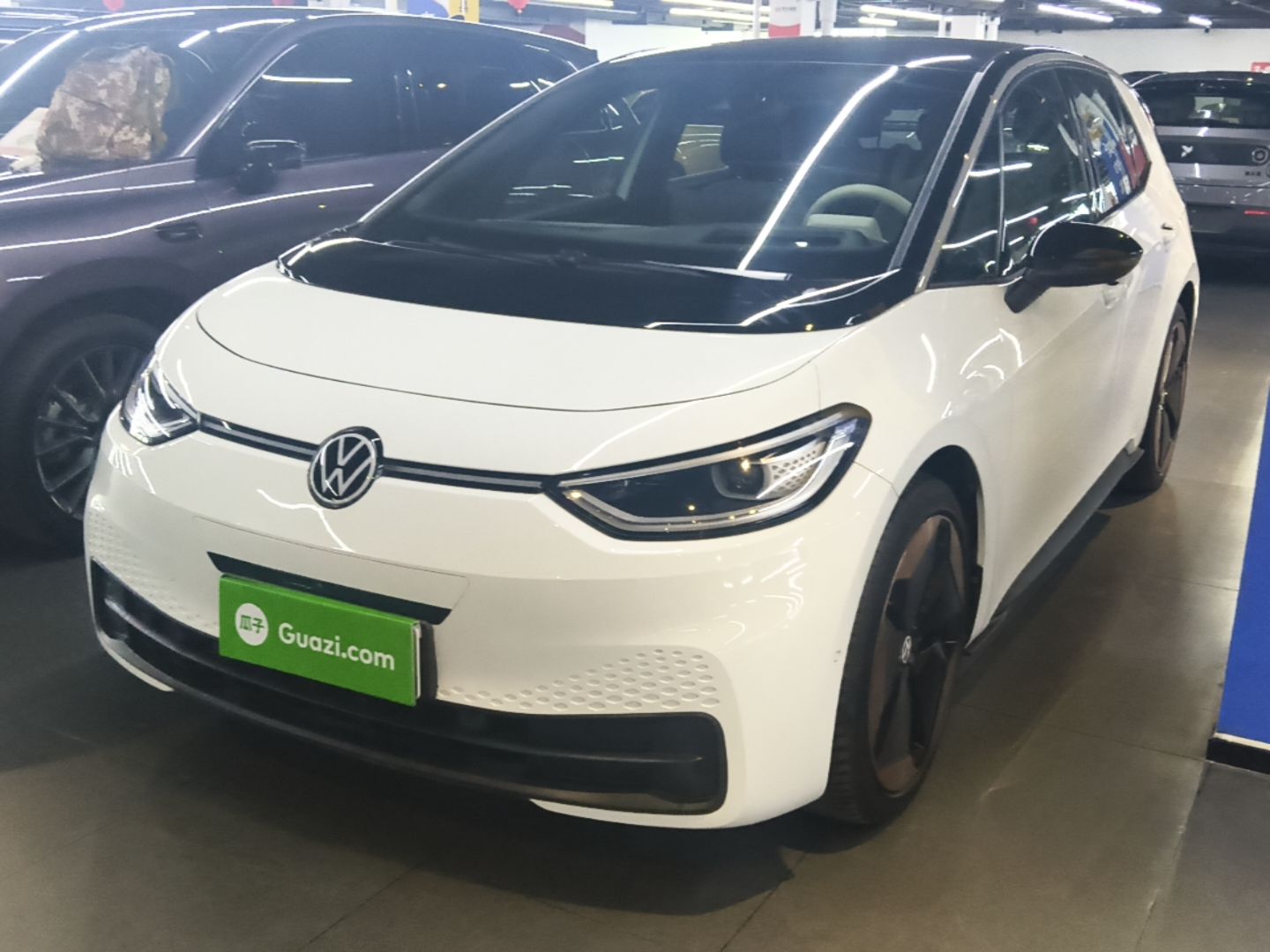 Unter der Vorderseite des Autos