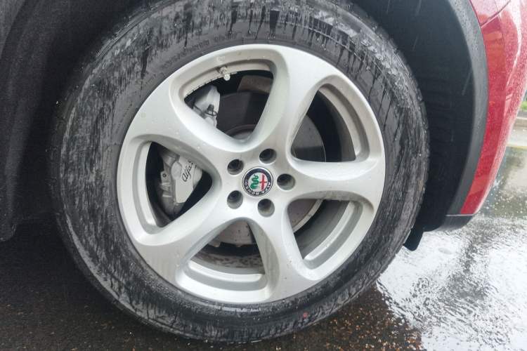 Used Alfa Romeo Stelvio 2017 2.0T 200HP Elite Edition Right Front Wheel Hub