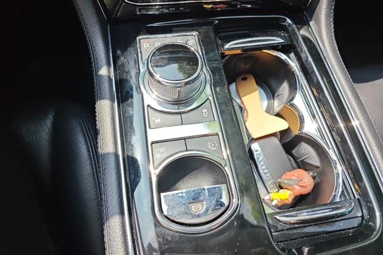 Used Jaguar XJ 2016 XJL 3.0 SC Two-Wheel-Drive Elegant Business Edition Gear Lever