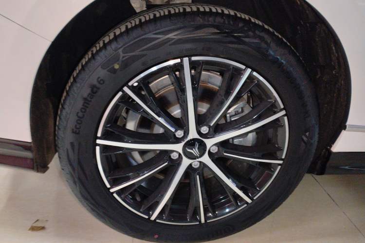 Used VOYAH PASSION 2024 PHEV Four-Wheel Drive Ultra-Long Range Executive Edition Right Rear Wheel Hub