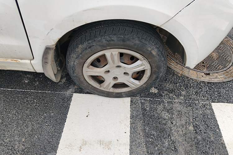 Used Dongfeng Fengon 330 2014 1.5L Manual Utility Version DK15 Right Front Wheel Hub