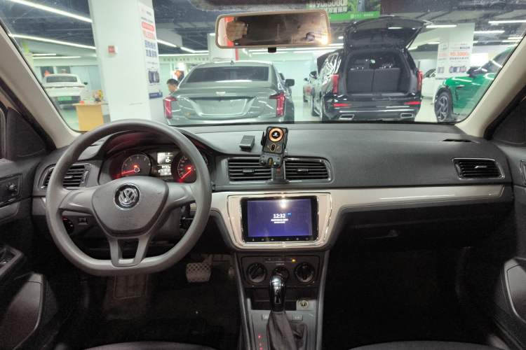 Used Volkswagen Gran Lavida 2015 1.6L Automatic Fashion Edition Center Console