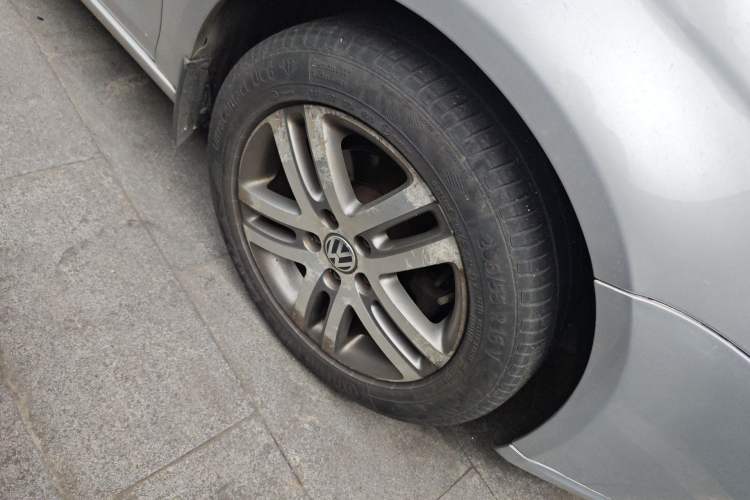 Used Volkswagen Sagitar 2011 1.6L Automatic Comfort Edition Right Front Wheel Hub