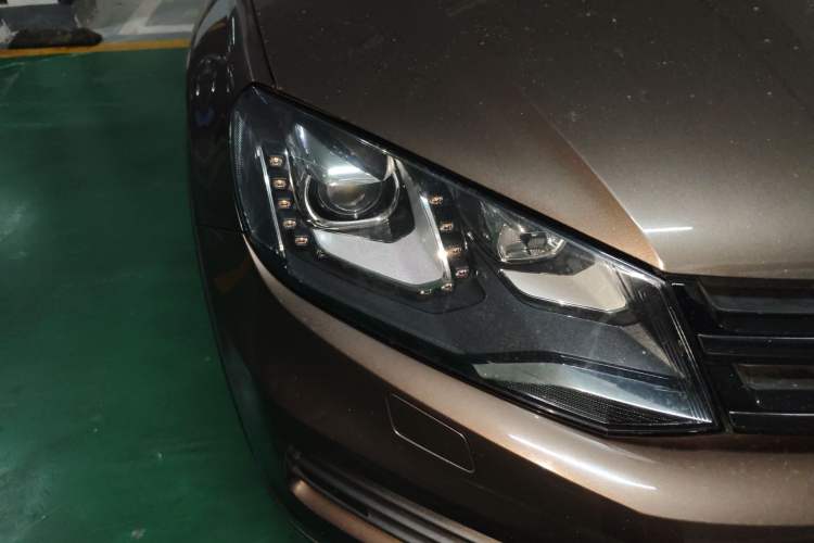 Used Volkswagen Touareg 2011 3.0 TSI Standard Version Right Front Headlight