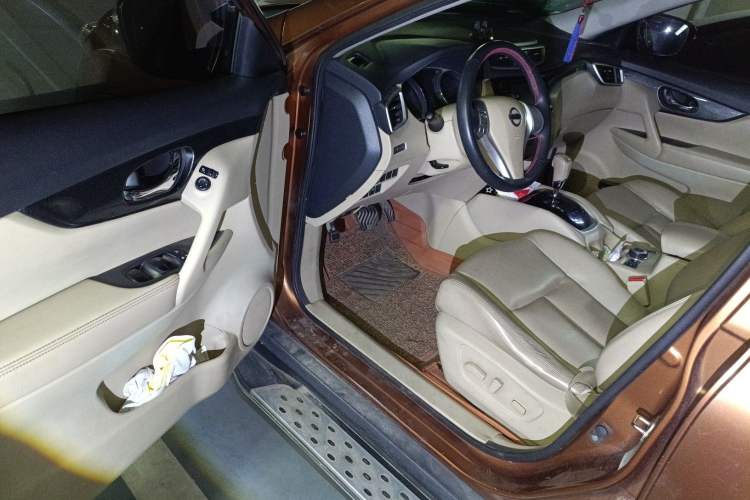 Used Nissan X-Trail 2014 2.5L CVT Leading Edition 4WD
