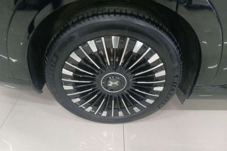 Used XPeng X9 2025 740 Ultra-Long Range Max Right Rear Wheel Hub