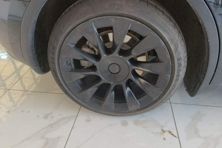 Used Tesla Model Y 2021 Standard Range Rear-Wheel Drive Version Right Rear Wheel Hub