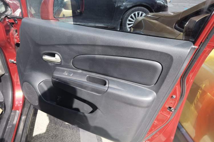 Used Venucia R50 2015 1.6L Automatic Fashion Edition
