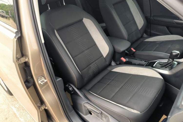 Used Volkswagen T-ROC 2018 230TSI DSG Two-Wheel Drive Advanced Version China V Standard
