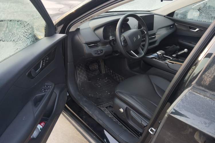 Used Hongqi E-QM5 2022 431 km Charge & Enjoy Edition
