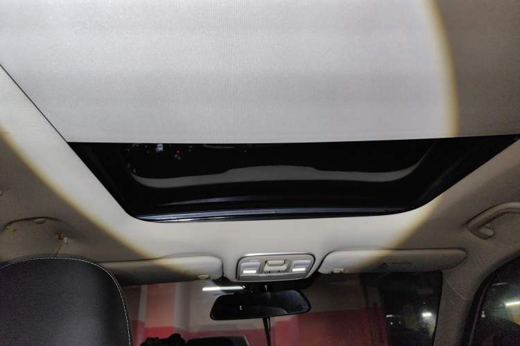 Used Geely Auto Emgrand X7 Sport 2018 1.8TD Automatic Two-Wheel Drive Zhiya Model Headliner